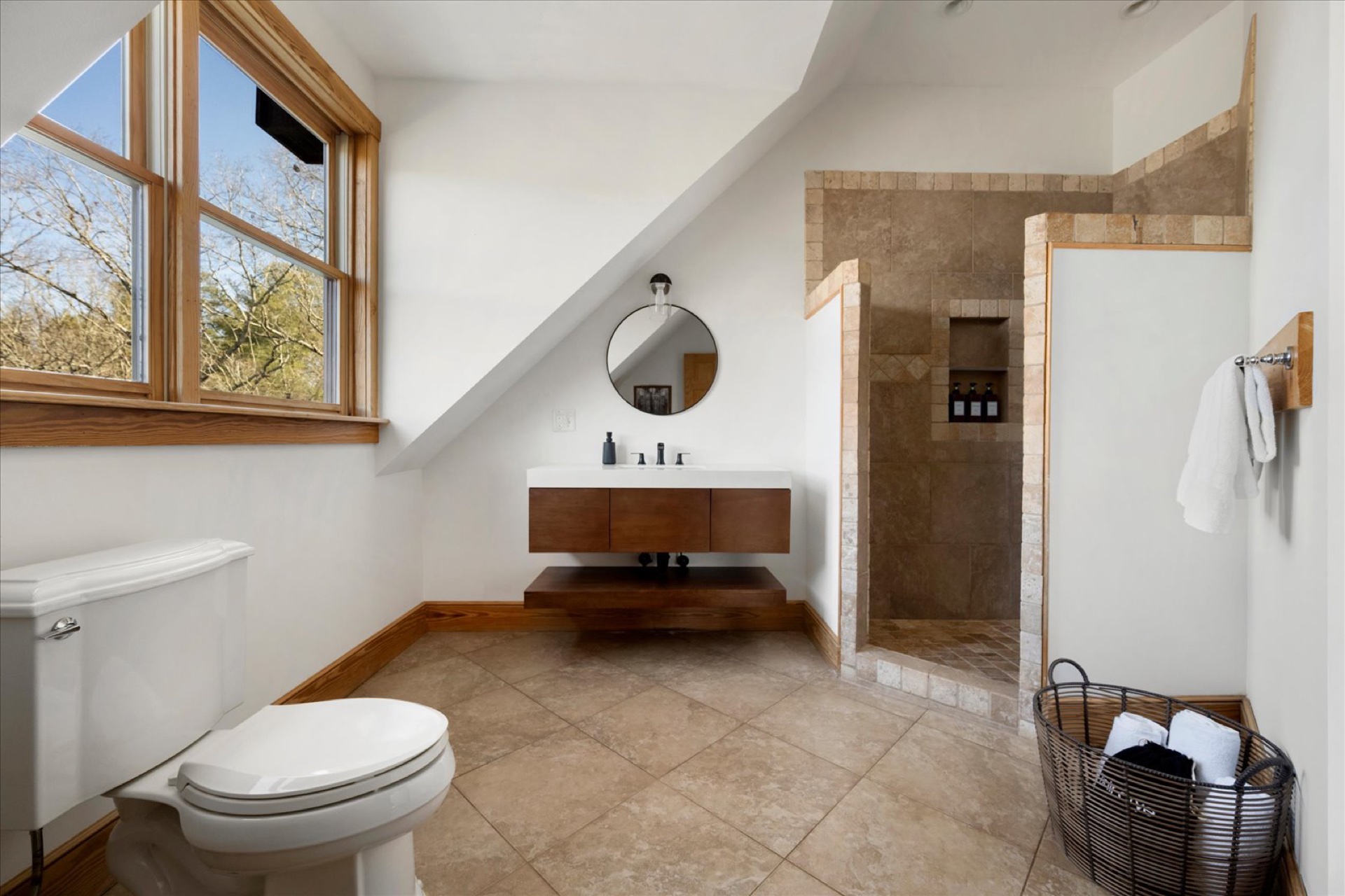 Upper Level Full Bathroom